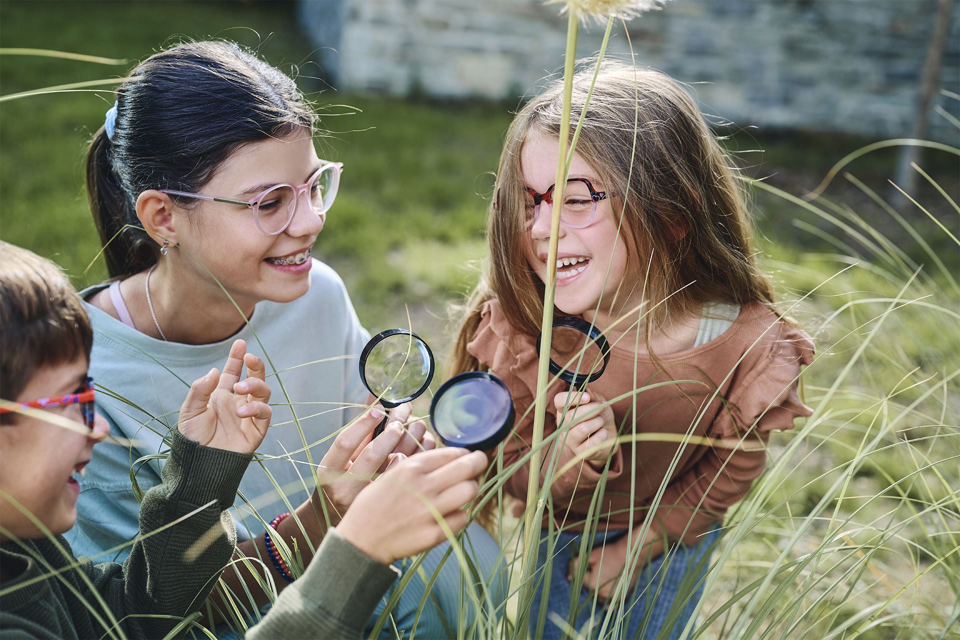Děti v trávě s brýlovými čočkami ZEISS MyoCare